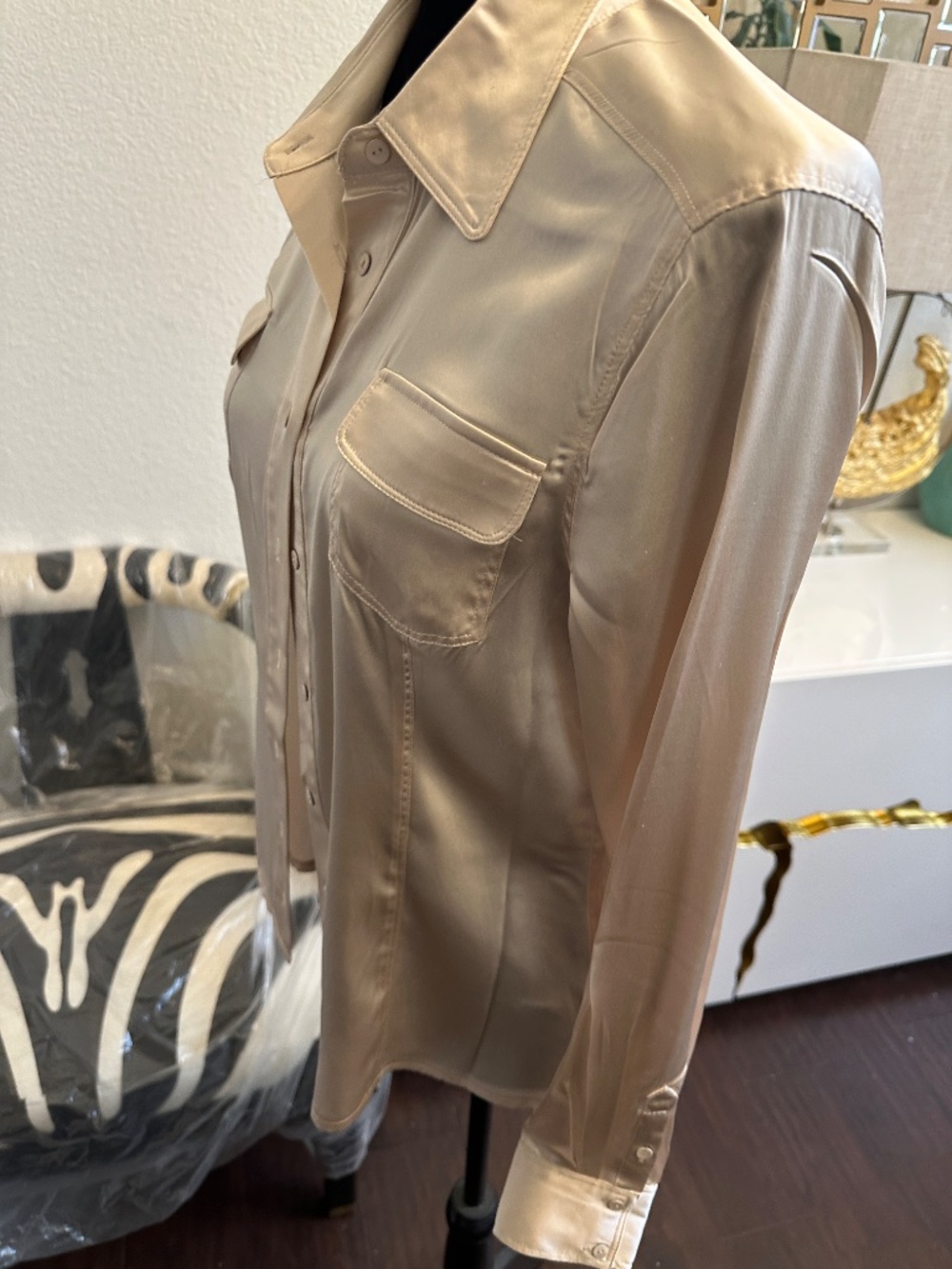 NWT BEBE BUTTON DOWN  SILK LONG SLEEVE SATIN SHIRT  W FRONT POCKETS L🔥♥️♥️ - Picture 6 of 11